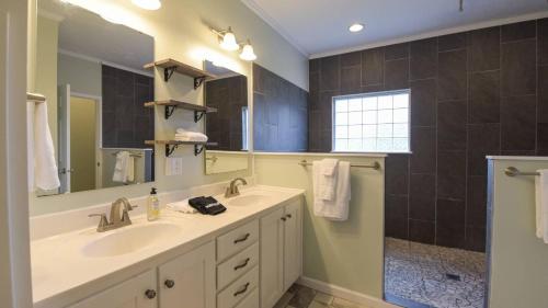 Ένα μπάνιο στο Riverside Ranch by AvantStay Mins to Downtown