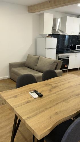 een woonkamer met een tafel en een bank bij Casa Do Refugio Guest House in Covilhã