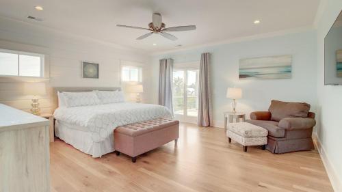 Ένα ή περισσότερα κρεβάτια σε δωμάτιο στο 616 Carolina Boulevard by AvantStay Ocean Views from Decks