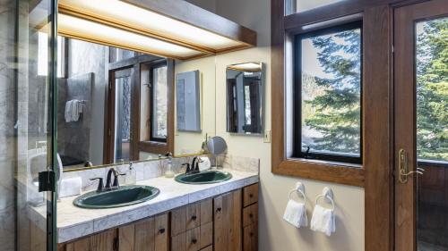 Ένα μπάνιο στο Mt. Jola by AvantStay A 5-minute walk away to Palisades and lifts.