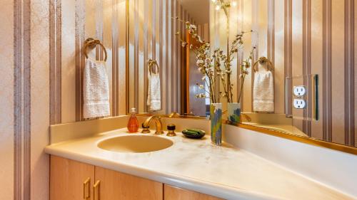 Ένα μπάνιο στο The Majestic Blue View by AvantStay Waterfront