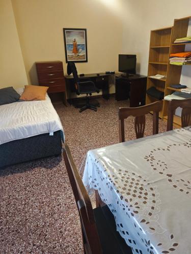 1 dormitorio con 2 camas y escritorio con ordenador en Dpto de Licia, en Cipolletti