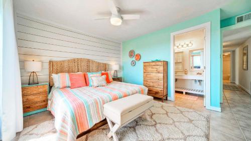 Кровать или кровати в номере Beachfront Complex w 2 Pools Tennis Gulf Views Rise N Beach by AvantStay