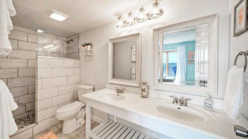 Ванная комната в Beachfront Complex w 2 Pools Tennis Gulf Views Rise N Beach by AvantStay