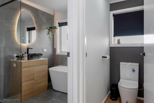 Ένα μπάνιο στο Hobart Family Retreat with Spa and Backyard Near Airport