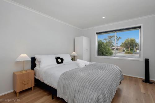 Ένα ή περισσότερα κρεβάτια σε δωμάτιο στο Hobart Family Retreat with Spa and Backyard Near Airport