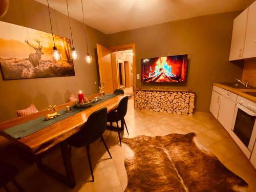 TV a/nebo společenská místnost v ubytování Chalet Panoramaview Garten Sauna Ski out
