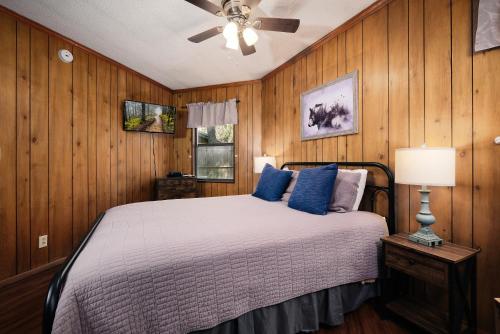 Кровать или кровати в номере Pet friendly, hottub, sleeps 4, flat roads, GBurg!