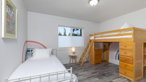 a bedroom with a bunk bed and a dresser at Twin Oaks Retreat by AvantStay Mins to Freeland in Langley