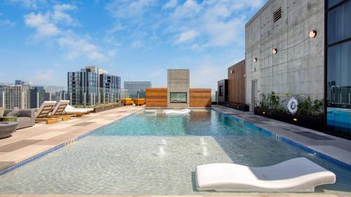 a swimming pool on the roof of a building at Natiivo by AvantStay in Austin