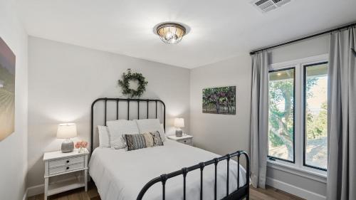 Un pat sau paturi într-o cameră la Hidden Oaks Farmhouse by AvantStay Hot Tub Deck