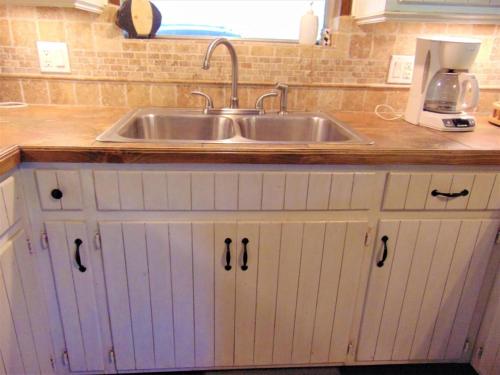 a kitchen with a sink and a counter top at Rusty Rio in Concan