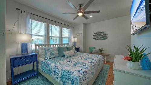 En eller flere senge i et værelse på Pool Patio Blocks to the Beach Golf Cart Zone Daiquiri Daze by AvantStay