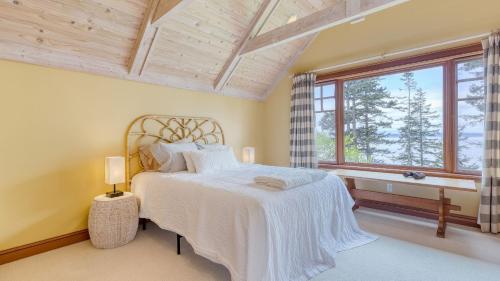 a bedroom with a bed and a large window at Goldilocks by AvantStay Luxury Waterfront Home in Greenbank