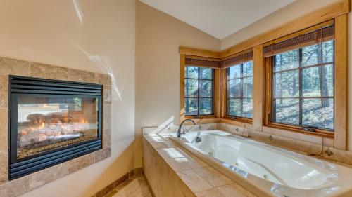 Φωτογραφία από το άλμπουμ του Grays Crossing by AvantStay Stunning 4BDR Cabin σε Truckee