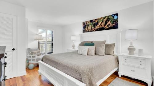 Кровать или кровати в номере 314 C Shipwatch by AvantStay OCEANFRONT WITH OCEAN VIEW