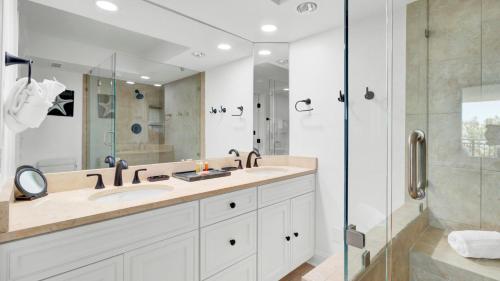 Ванная комната в 314 C Shipwatch by AvantStay OCEANFRONT WITH OCEAN VIEW