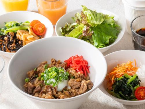 Jídlo v hotelu nebo okolí