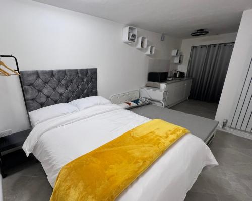 Imagen de la galería de Newly renovated, modern studio within a detached, en Sheffield