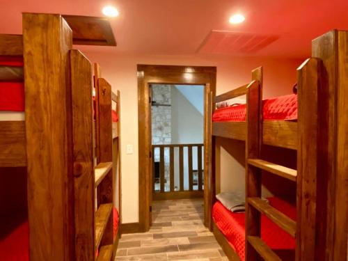 ein Zimmer mit vier Etagenbetten und einer Tür in der Unterkunft Heartrock in Concan
