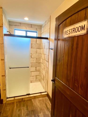 ein Badezimmer mit einer Tür, an der ein WC-Schild angebracht ist in der Unterkunft Heartrock in Concan