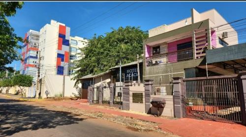 Hotel Acácia في تانجارا دا سيرا: شارع مدينة به مبنى ومبنى به