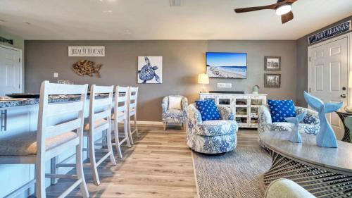 Кровать или кровати в номере 2BR Condo w Gulf Views 2 Pools Courts Blue Water Bliss by AvantStay