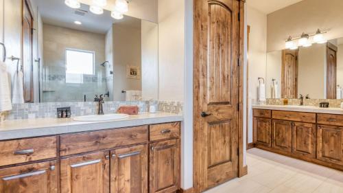 a bathroom with a sink and a large mirror at Heritage by AvantStay Luxe Oregon Retreat Deck in Powell Butte