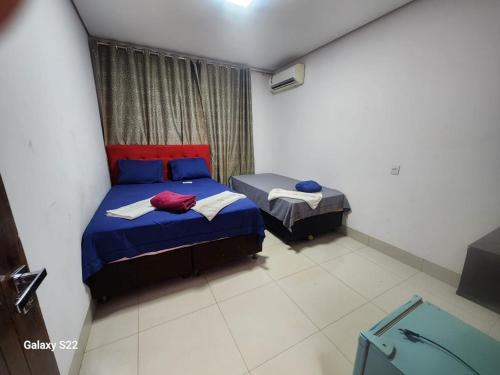 سرير أو أسرّة في غرفة في Hotel Acácia