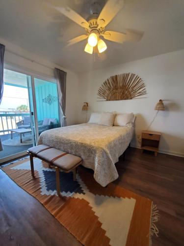 Giường trong phòng chung tại Carolina Dreaming 3 bedroom 2 bath condo