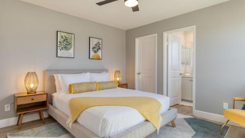 Desert Eden by AvantStay 6BR w Ensuite Backyard Oasis w Pool Hot Tub في كوتشيلا: غرفة نوم بسرير ابيض وعليها انارتين