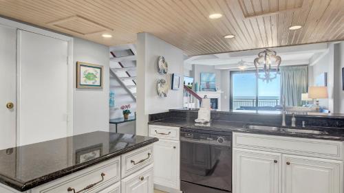 Кухня или мини-кухня в 407 A Shipwatch by AvantStay Beach Front Condo w Ocean Views
