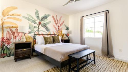 Casa Piña by AvantStay Vibrant Palm Springs Oasis w Colorful Stylish Design في لا كينتا: غرفة نوم بسرير جداري استوائي