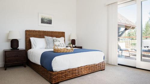 Ένα ή περισσότερα κρεβάτια σε δωμάτιο στο Quartz by AvantStay Stunning Home In Truckee w Views