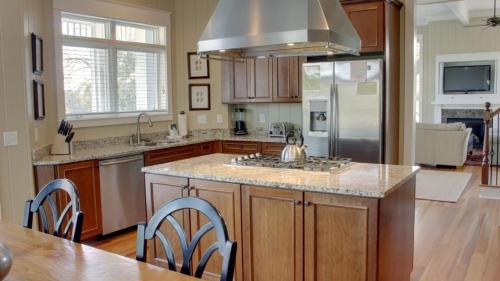 Η κουζίνα ή μικρή κουζίνα στο 9 24th Avenue by AvantStay Walk to Beach Pool Rooftop Deck