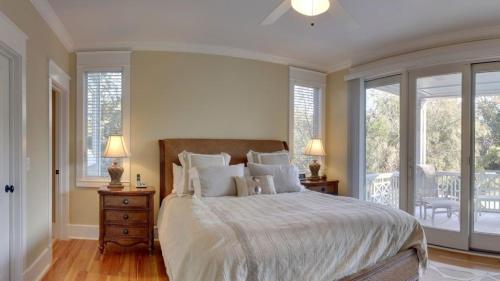 Ένα ή περισσότερα κρεβάτια σε δωμάτιο στο 9 24th Avenue by AvantStay Walk to Beach Pool Rooftop Deck