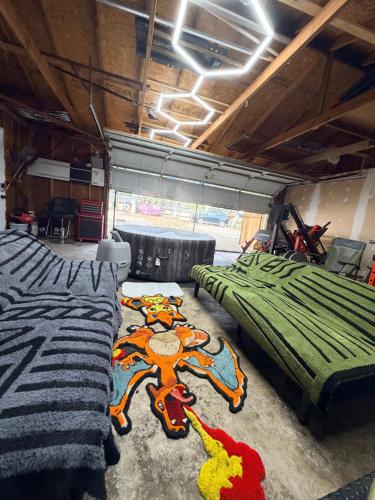 Giường trong phòng chung tại Cozy RV Oasis Farm Stay with Hot Tub Free WiFi and Coffee 5 Min to Adventist Health and Redbud Park