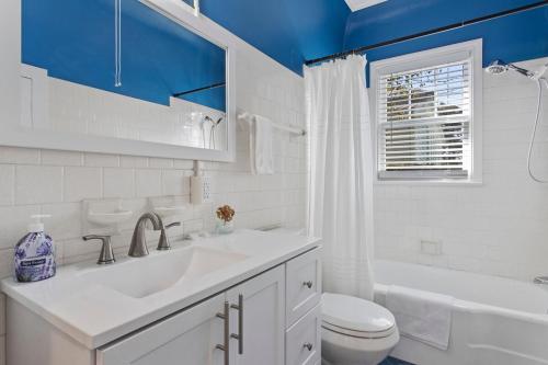um banheiro com uma pia, um vaso sanitário e uma banheira em Downtown Biloxi! Walkable to the Beach & Casinos! em Biloxi