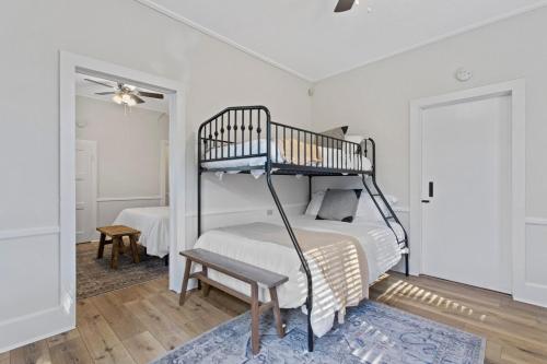 um quarto com um beliche e uma cadeira em Downtown Biloxi! Walkable to the Beach & Casinos! em Biloxi