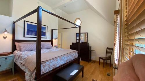 Ένα ή περισσότερα κρεβάτια σε δωμάτιο στο Woodside Getaway by AvantStay Character Home Close To Park City Resort w Hot Tub