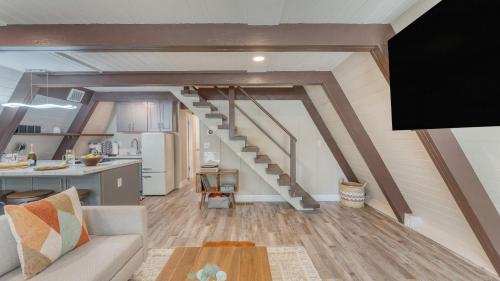 Η κουζίνα ή μικρή κουζίνα στο Speckled by AvantStay Modern Interior 0.5mi to Lake