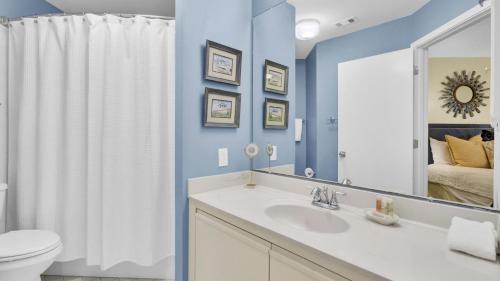 Ванная комната в 402 Summerhouse by AvantStay Beachfront Condo w Community Pool Access