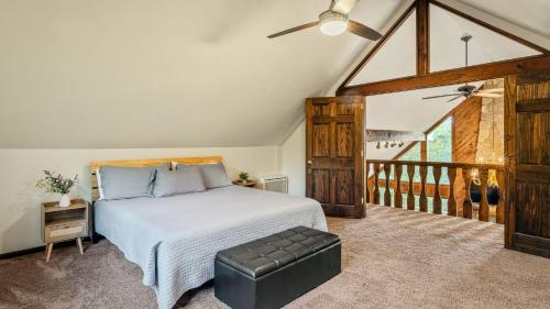 Un dormitorio con una cama y un ventilador de techo. en Sky View Chalet by AvantStay Stunning Interior Spacious Deck Hot Tub View, en Lake Harmony