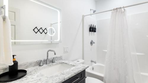 Ένα μπάνιο στο Bear’s Place by AvantStay Cozy Mountain Cabin in Brevard Firepit