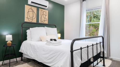 Ένα ή περισσότερα κρεβάτια σε δωμάτιο στο Bear’s Place by AvantStay Cozy Mountain Cabin in Brevard Firepit