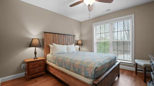 Postel nebo postele na pokoji v ubytování Sleeps 22 Lakefront w Private Dock Pool 2 Houses Lake Living by AvantStay