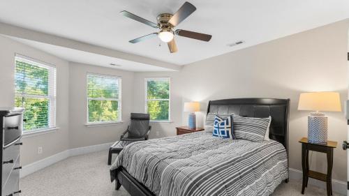 Ένα ή περισσότερα κρεβάτια σε δωμάτιο στο Lakeside Landing by AvantStay Private Dock