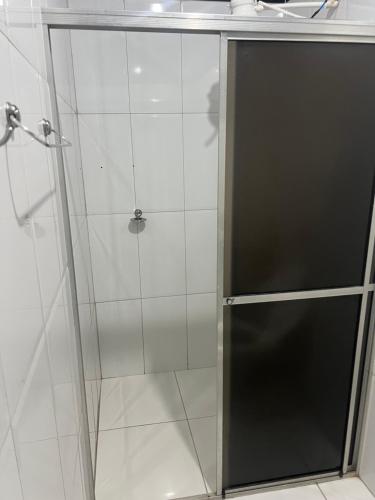 una doccia con una porta in vetro in un bagno di Pousada Beira Rio a Rio da Conceição