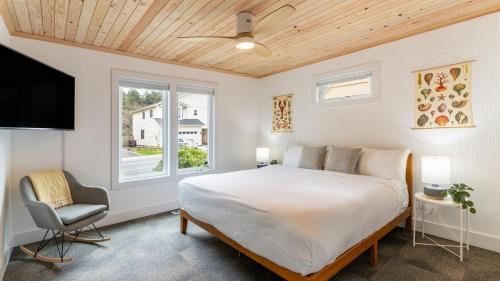 Postel nebo postele na pokoji v ubytování Grey Oak by AvantStay Coastal Charm Near Beach Golf