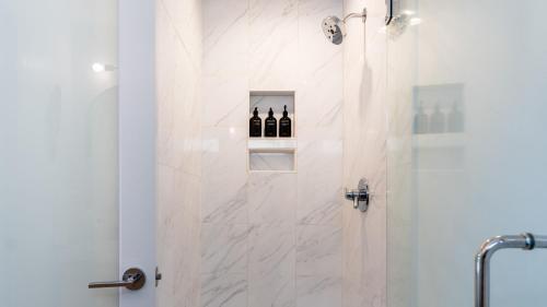 Koupelna v ubytování Grey Oak by AvantStay Coastal Charm Near Beach Golf